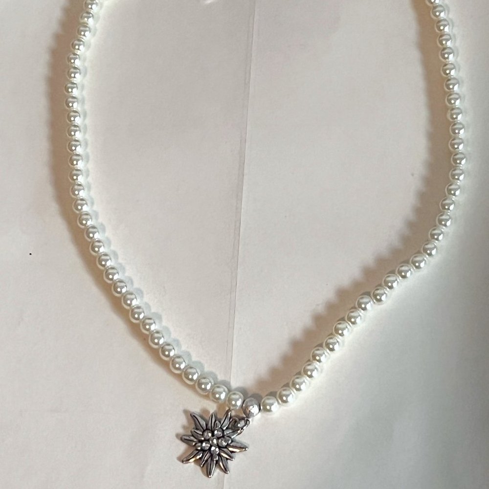 ALPENFLUSTERN Faux Pearl Floral Rhinestone Pendant Silver Tone Necklace